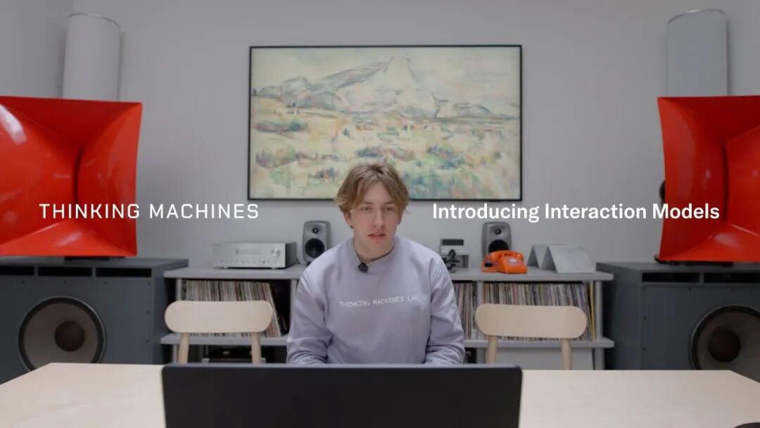 团队发布 Interaction Models 实景,背景为号角音箱与唱片设备