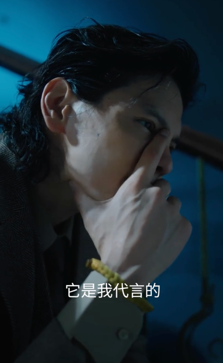 代言早期素材：向佐侧脸特写，文字“它是我代言的”