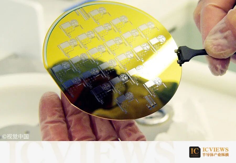 专业人员正在洁净室中手持晶圆