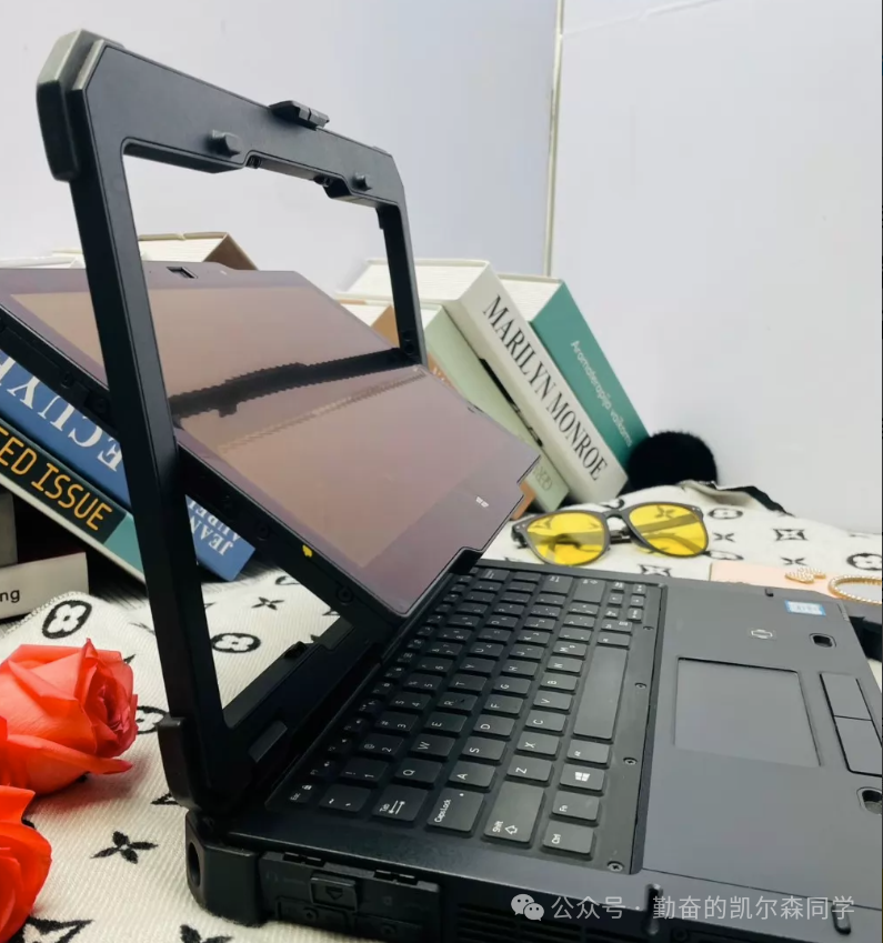 戴尔坚固本在书籍与物品环绕中的场景图