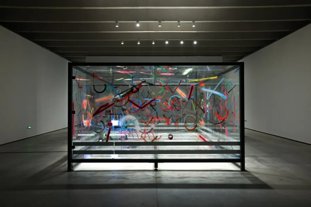 王郁洋作品《梦》：机械臂在透明箱中作画