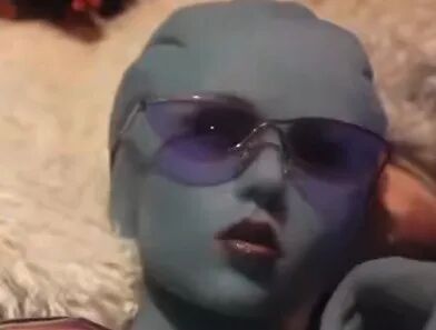 戴着紫色太阳镜的蓝色玩偶头部特写