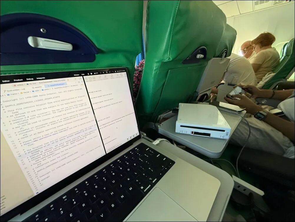 开发者在飞机上继续调试项目