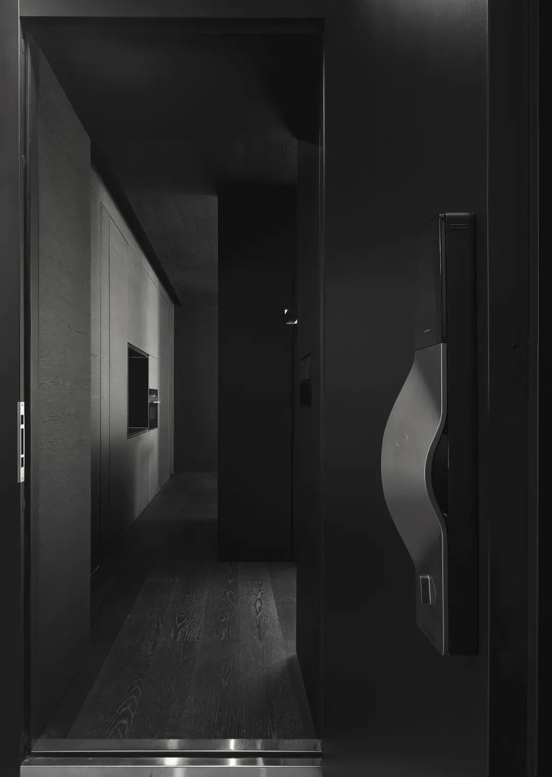 黑色调室内入口，智能门锁