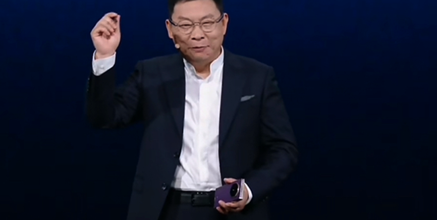 余承东在发布会手持设备,网友将竹知了声响与此画面拼接