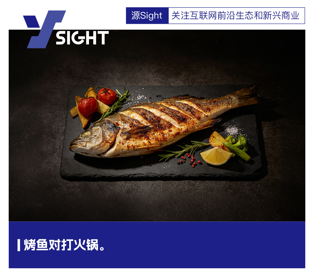 一条金黄焦香的烤鱼，配菜丰富，场景感强