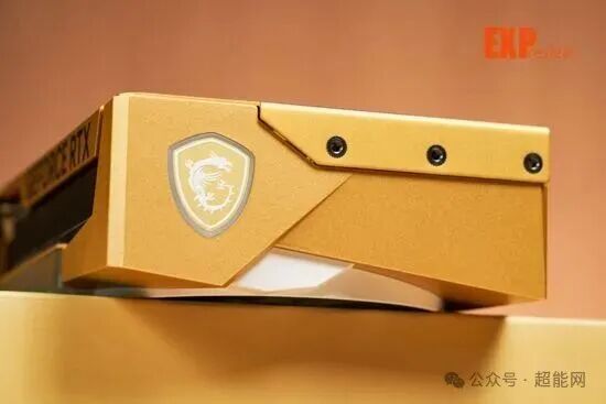 微星RTX 5070圣光OC显卡顶部特写