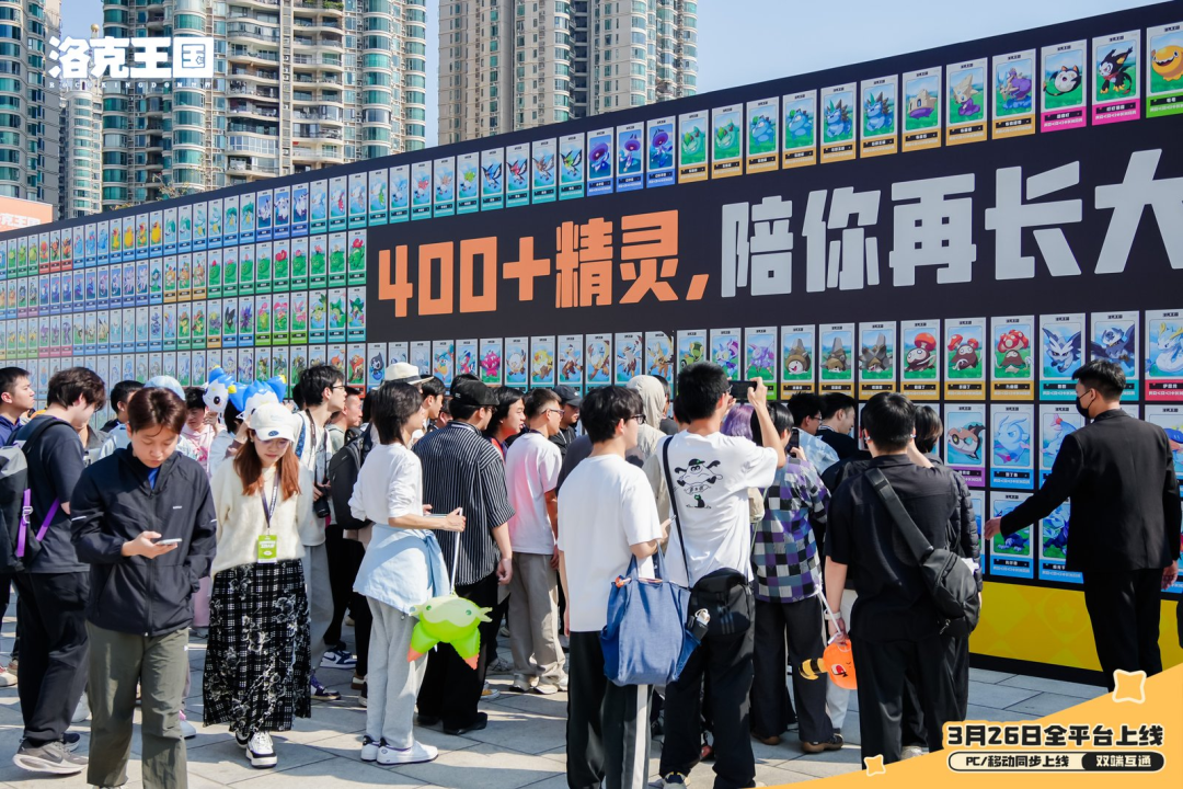 玩家围观精灵图鉴墙