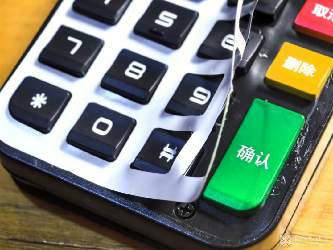 拆开键盘膜发现隐藏螺丝