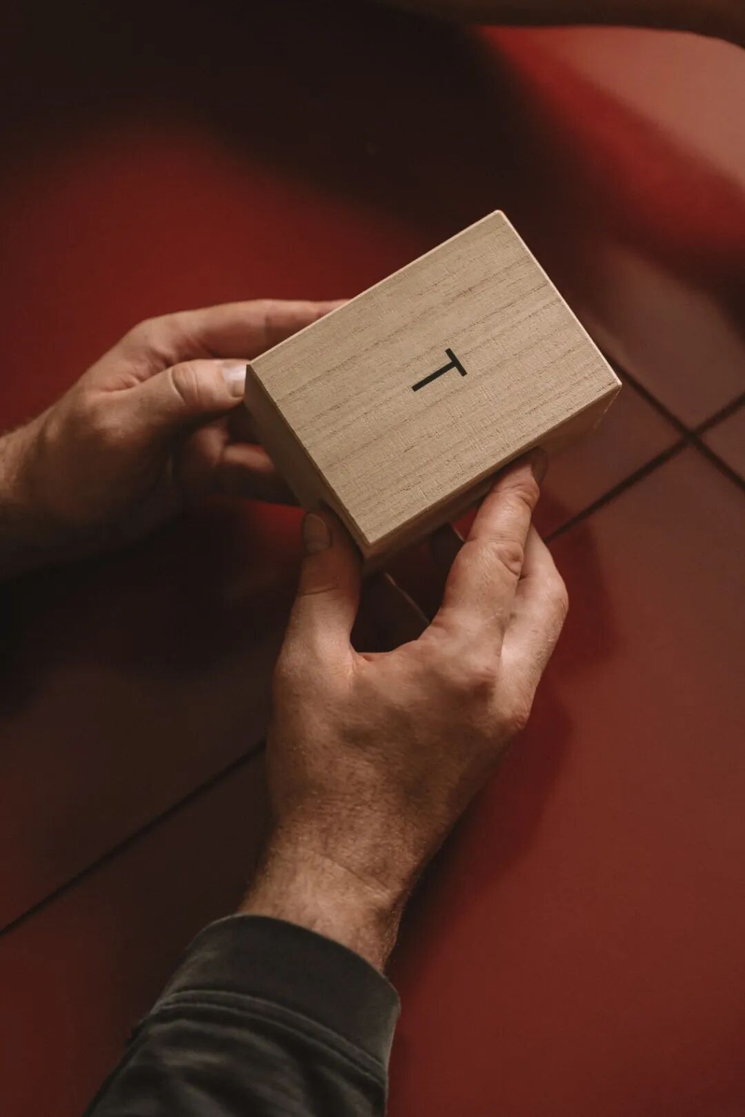 刻有字母T的木质包装盒