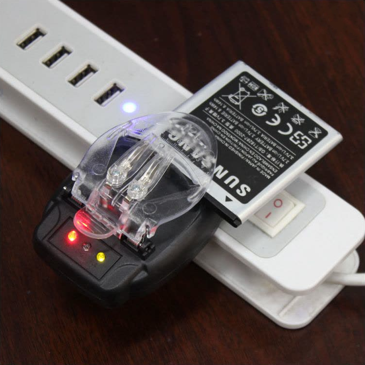 三星电池充电器插在排插上，为可拆卸锂电池充电