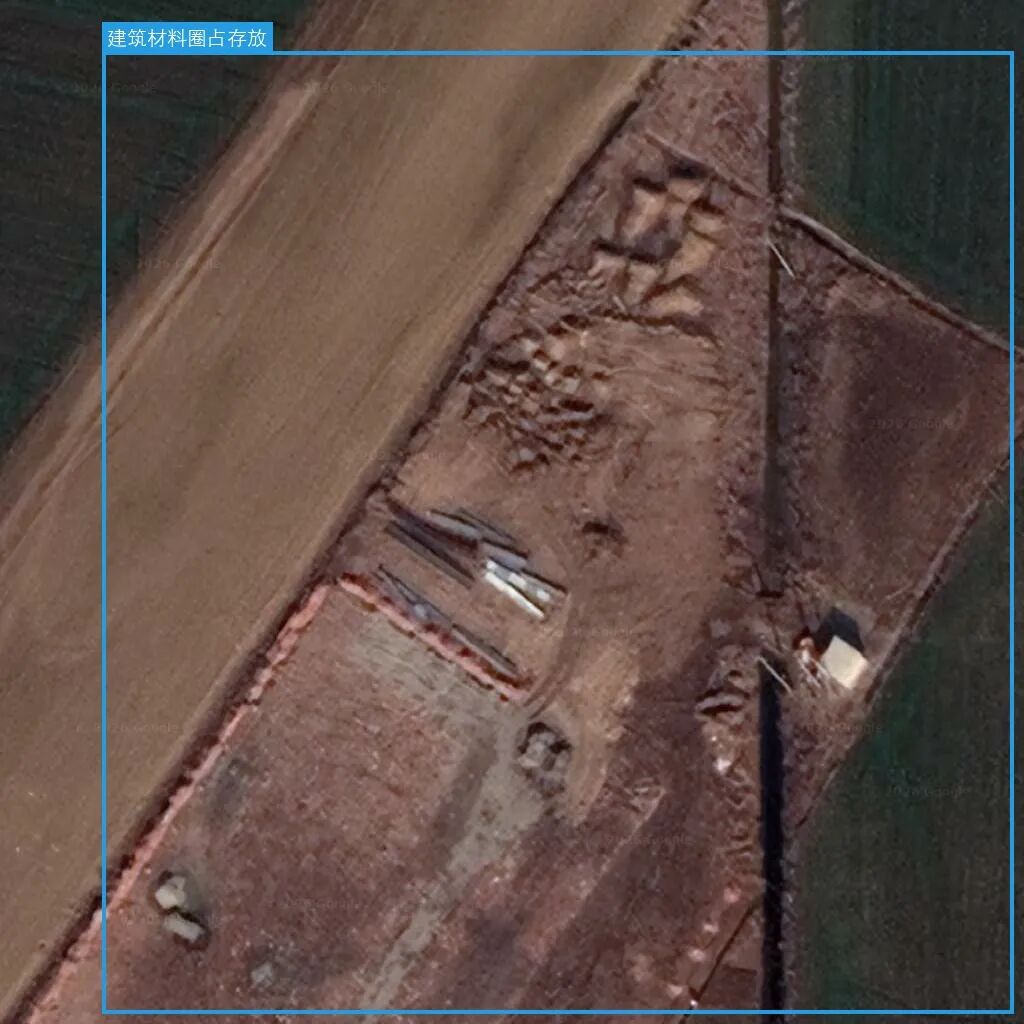 一张建筑工地航拍图，模型检测出建筑材料存放区域