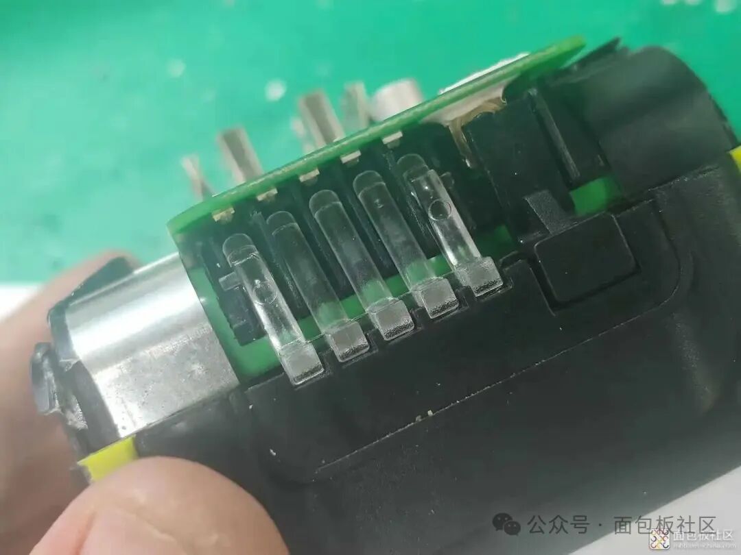 导光柱与按键部件特写