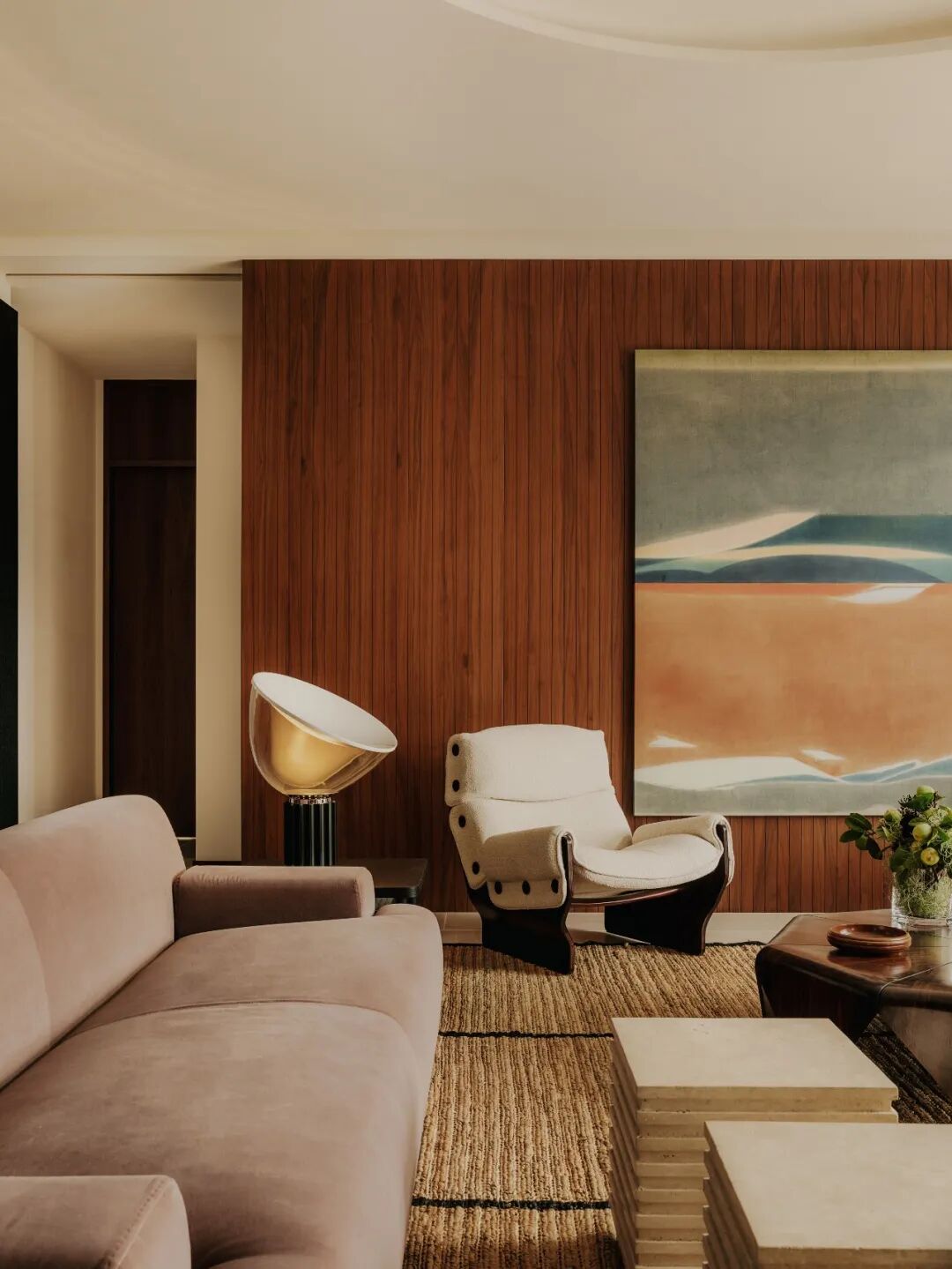 客厅场景，粉色沙发与抽象画