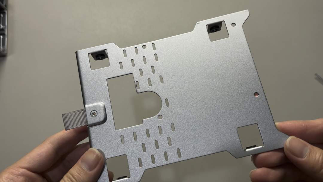 手拿金属设备背板