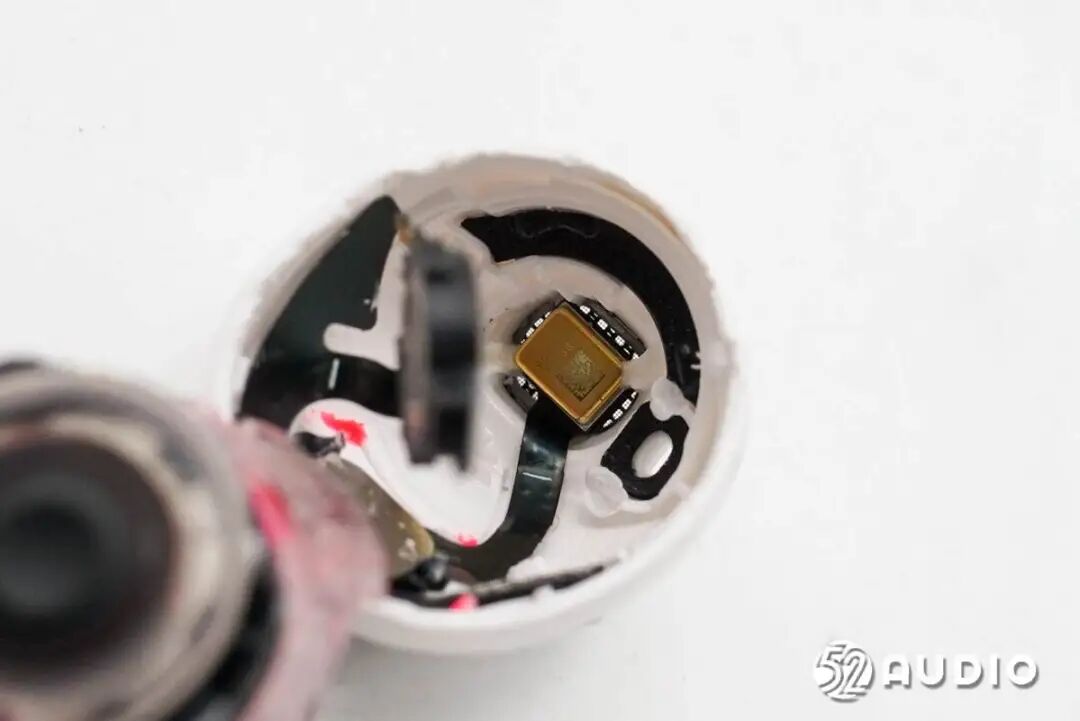 微平板高音单元下方的反馈麦克风