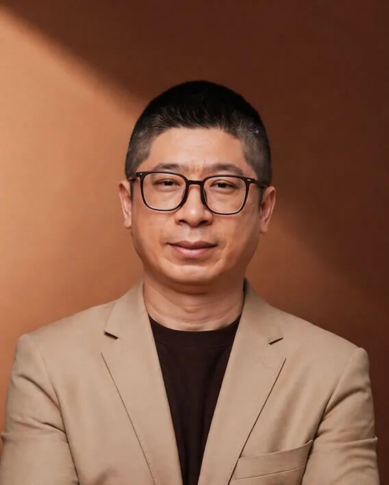 ChatGPT Images 2.0 生成中年男士工作室肖像