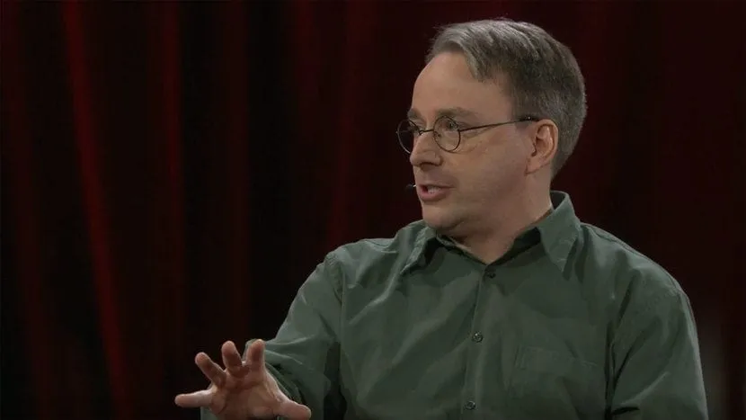 Linus Torvalds在演讲台上的照片