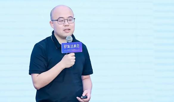 MiniMax 创始人闫俊杰在公开活动中演讲的照片