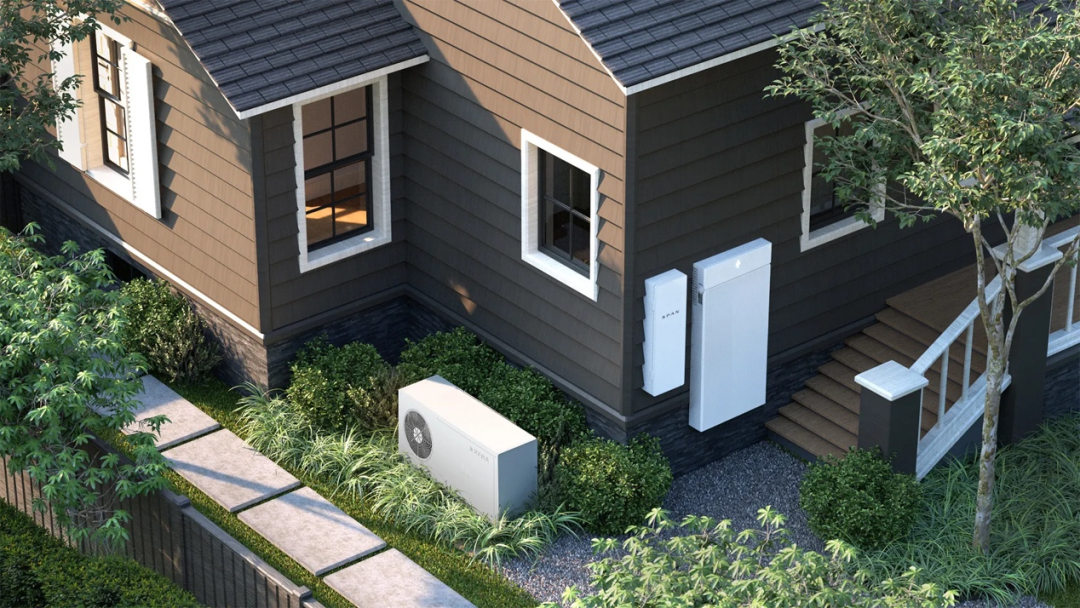 一栋住宅三维效果图，墙面安装有两台特斯拉Powerwall储能设备，展示了家庭能源系统的布置场景