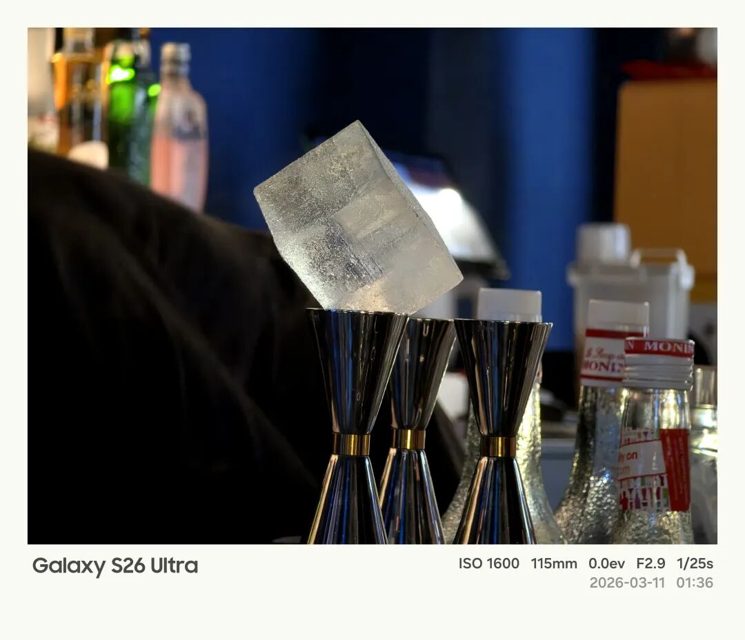 仿色功能实拍效果：酒吧调酒场景