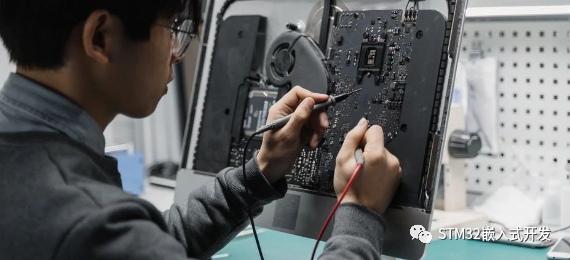 PCB工程师用万用表检测STM32电路板
