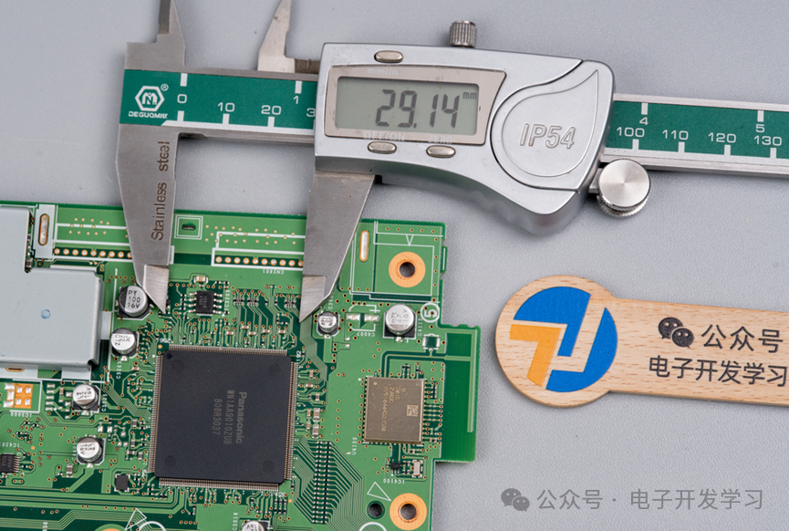 使用游标卡尺测量主控芯片尺寸