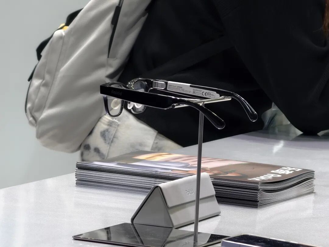 乐奇 AI 眼镜产品展示