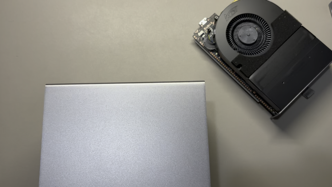 设备与显卡并排放置