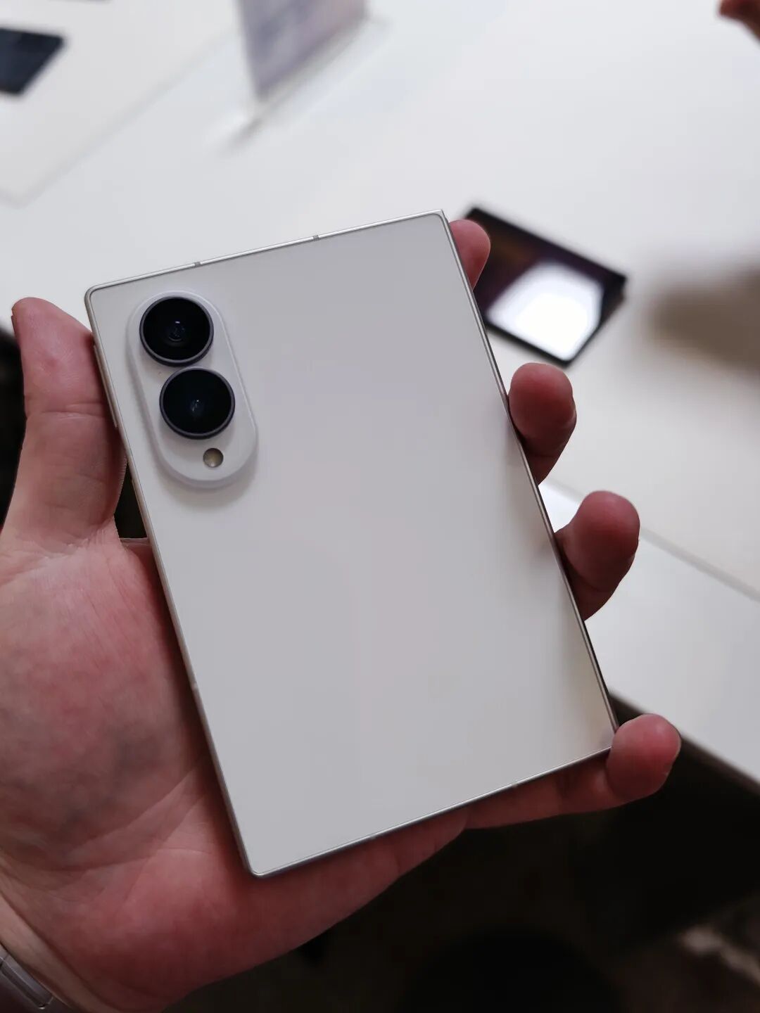 三星Galaxy Z Fold8白色版机身背面