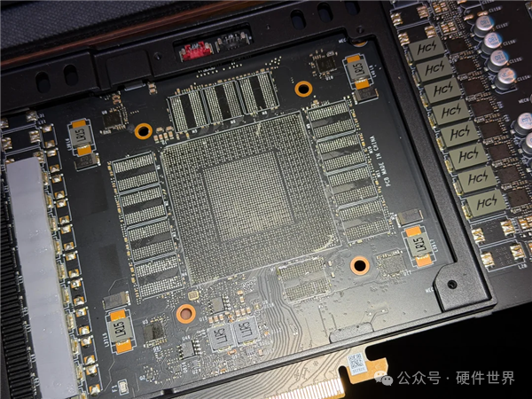 一块被掏空核心与显存的RTX 4080显卡空板PCB特写