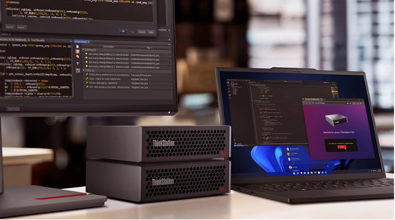 ThinkStation PGX双机堆叠办公场景:两台PGX主机与打开的笔记本电脑并置,屏幕显示Windows欢迎界面