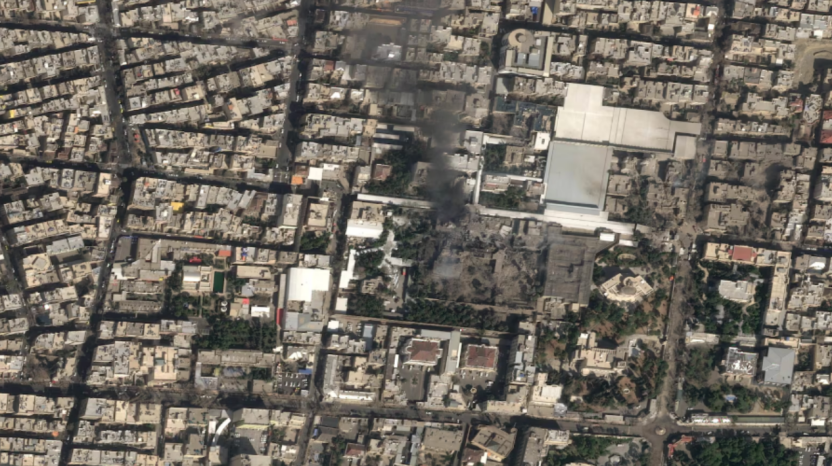 德黑兰遭袭后城市上空升起的烟雾