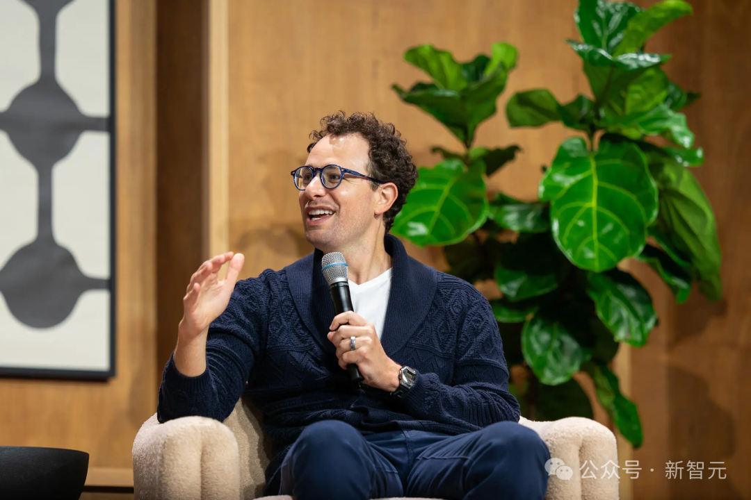 Anthropic CEO Dario Amodei在一场活动中演讲