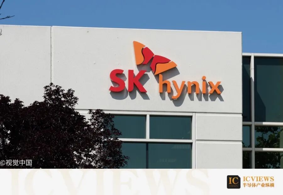 SK海力士总部品牌标识,白色建筑外墙上方为SK hynix立体标牌,配有抽象蝴蝶形Logo
