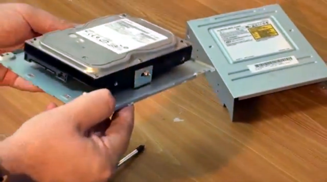 从托架中取出硬盘的操作示意图