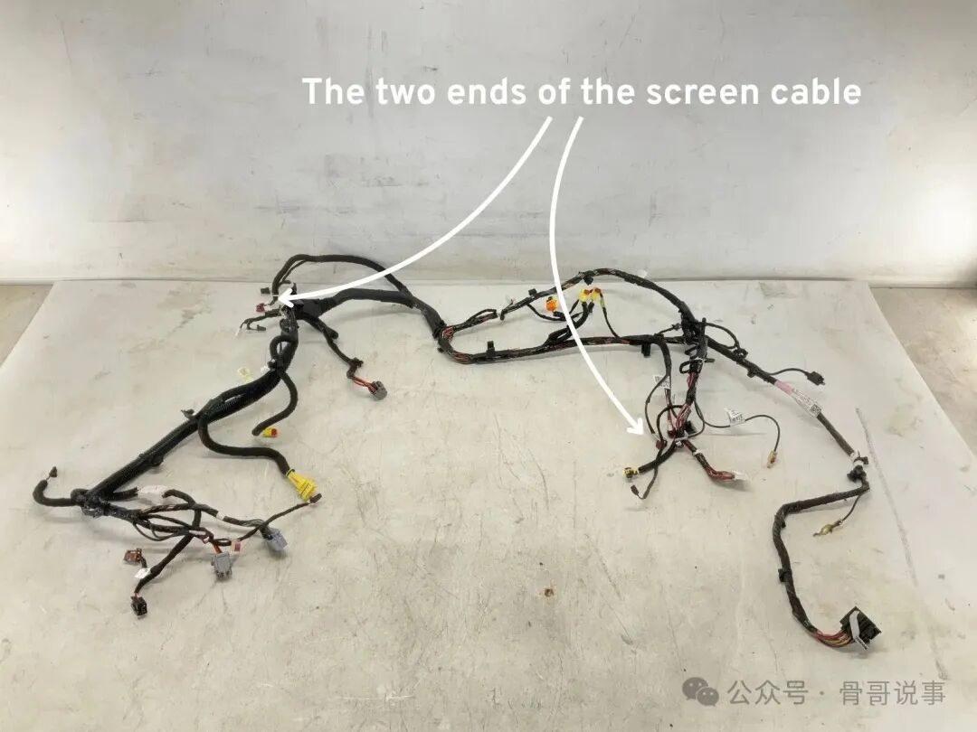eBay上出售的特斯拉Model 3仪表盘线束，一大捆以胶带和扎带绑扎的线缆