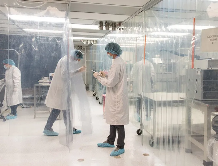 无菌实验室中研究人员正在操作设备，Rubedo团队进行细胞代谢研究