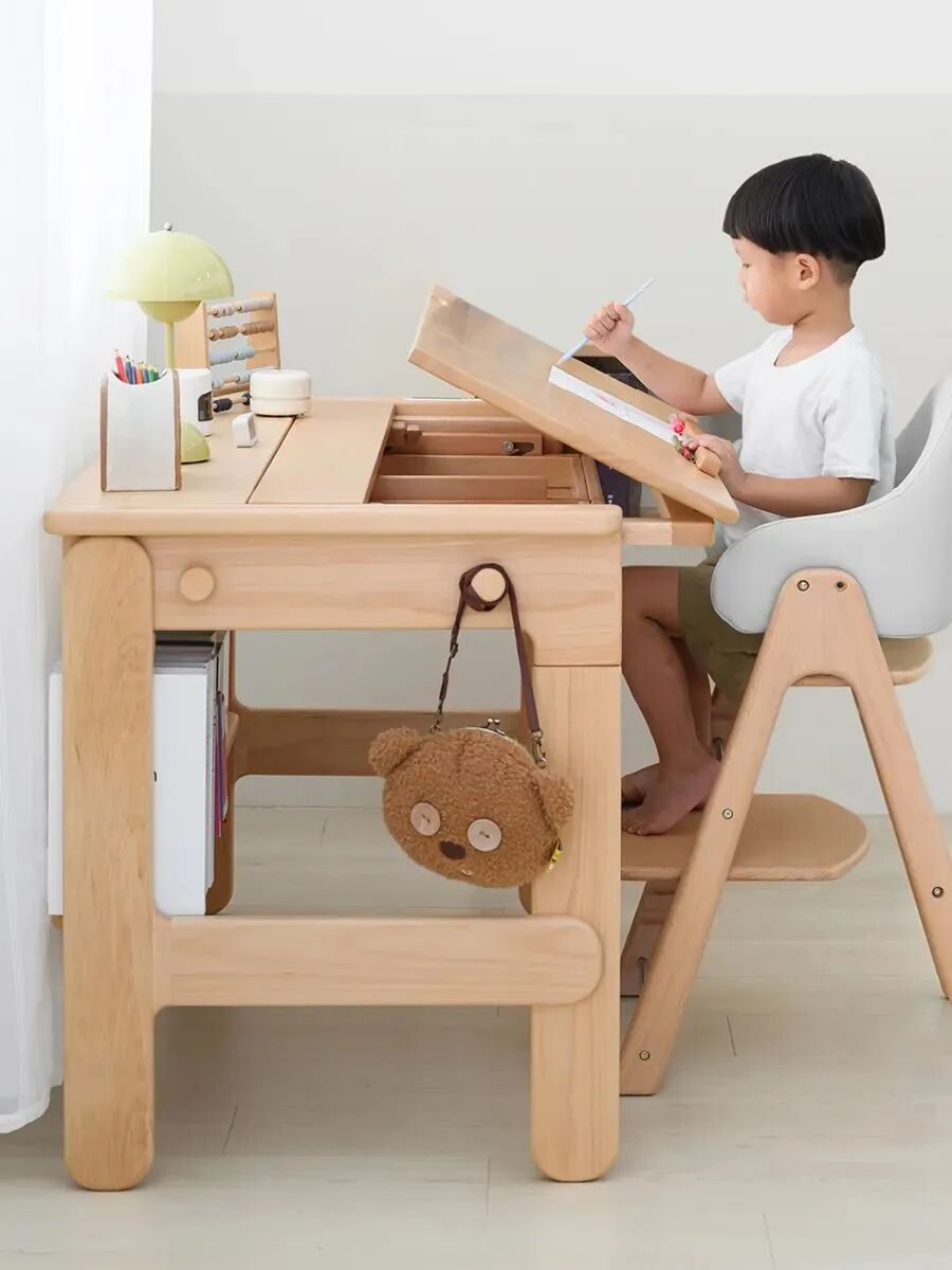 男孩在儿童学习桌前写字