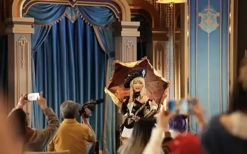原神与北京环球影城联动主题餐厅内的角色扮演者