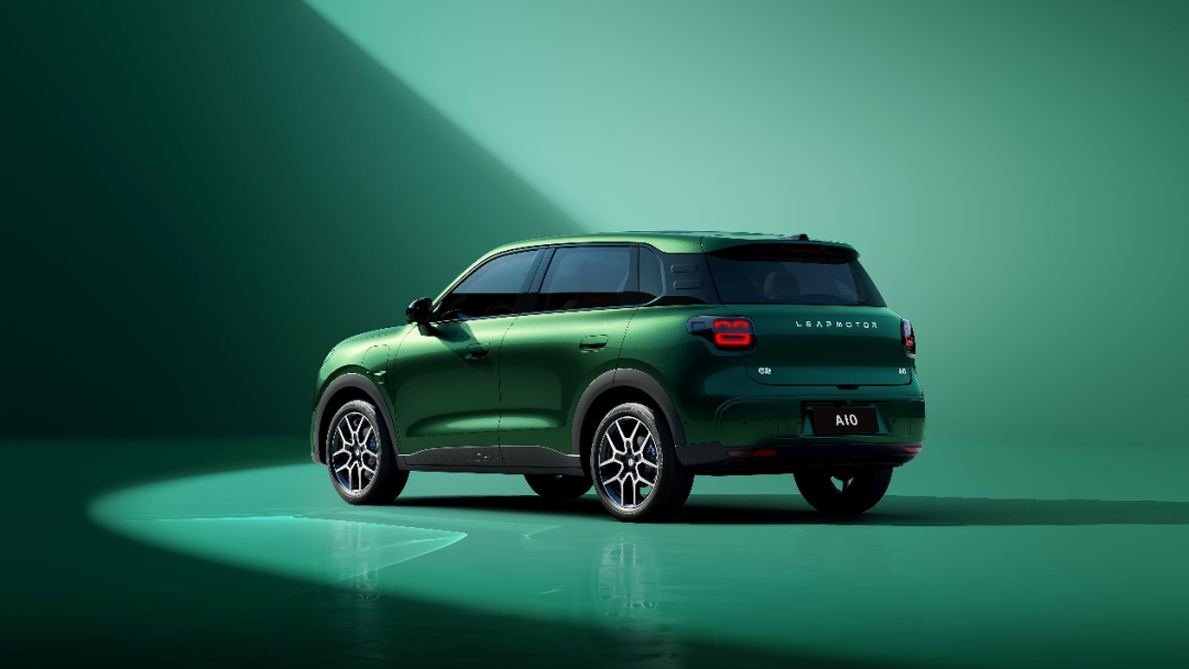 零跑A10绿色车身侧面展示