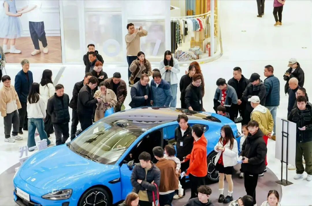 小米汽车展厅参观人群