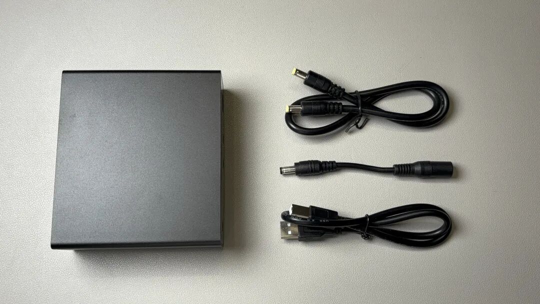 所有配件：UPS主机、三条连接线缆