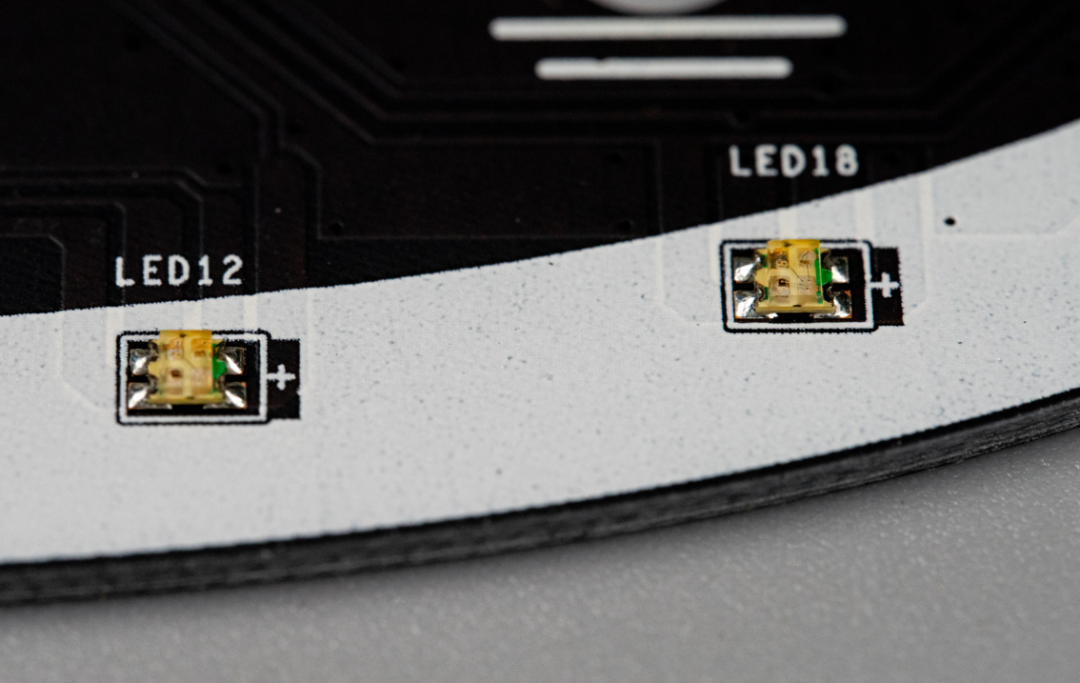 24颗RGB LED灯围绕环形板边缘