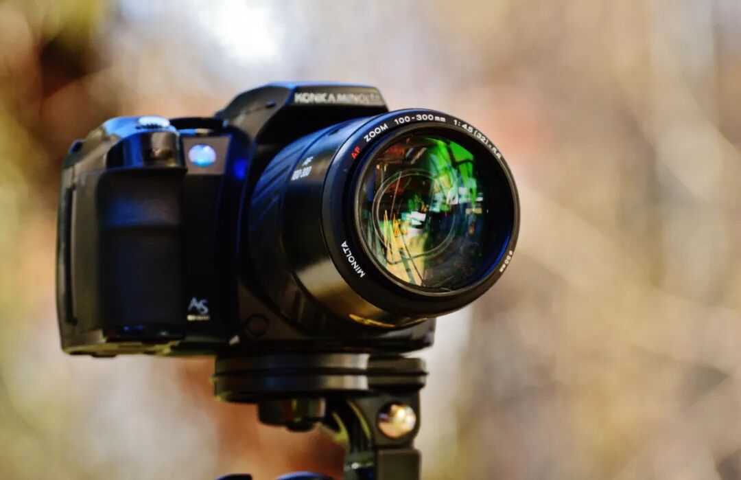 黑色柯尼卡美能达数码相机与长焦镜头