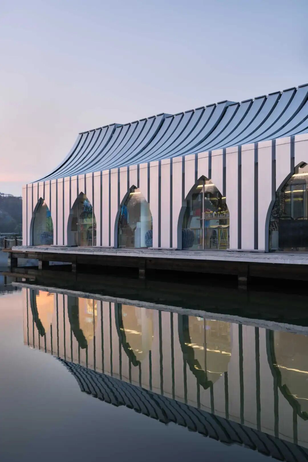 天鹅湖礼堂拱形观景窗