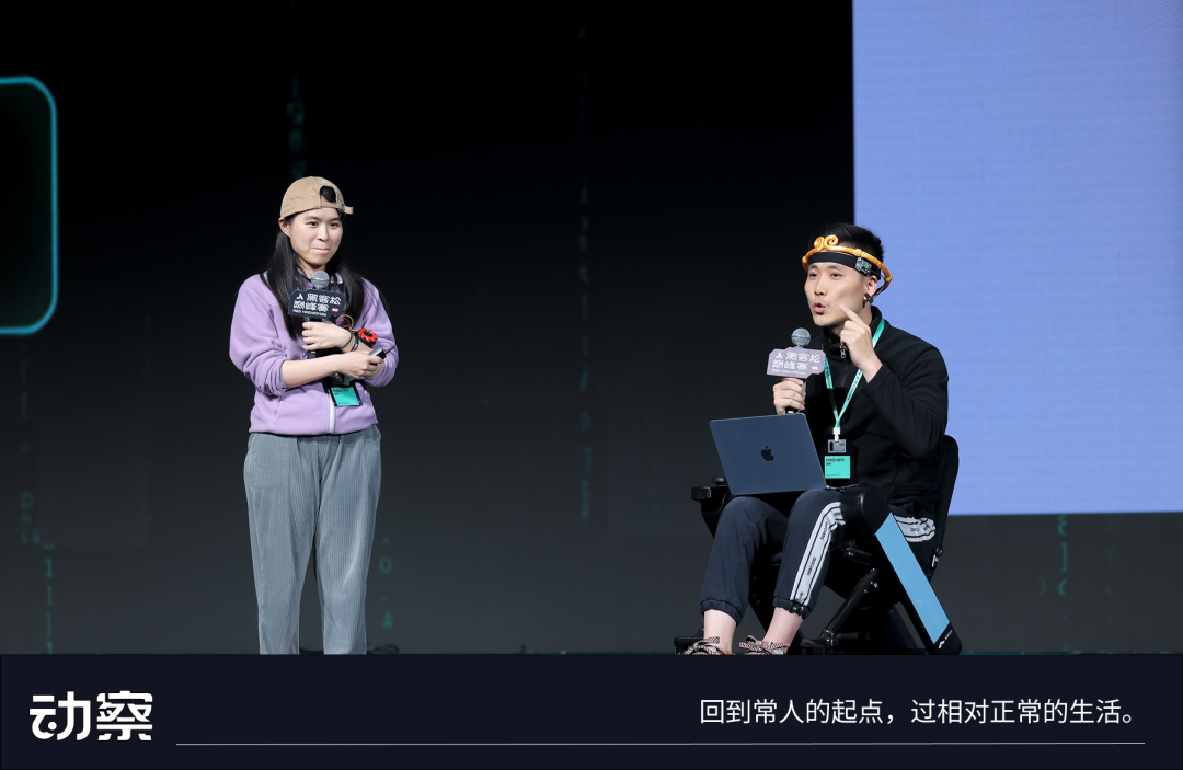 黑客松现场，肥牛在轮椅上演示意念控制轮椅