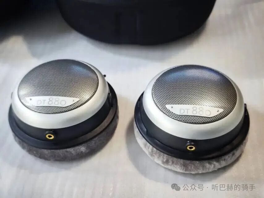 改装完成的两个DT880耳机单元