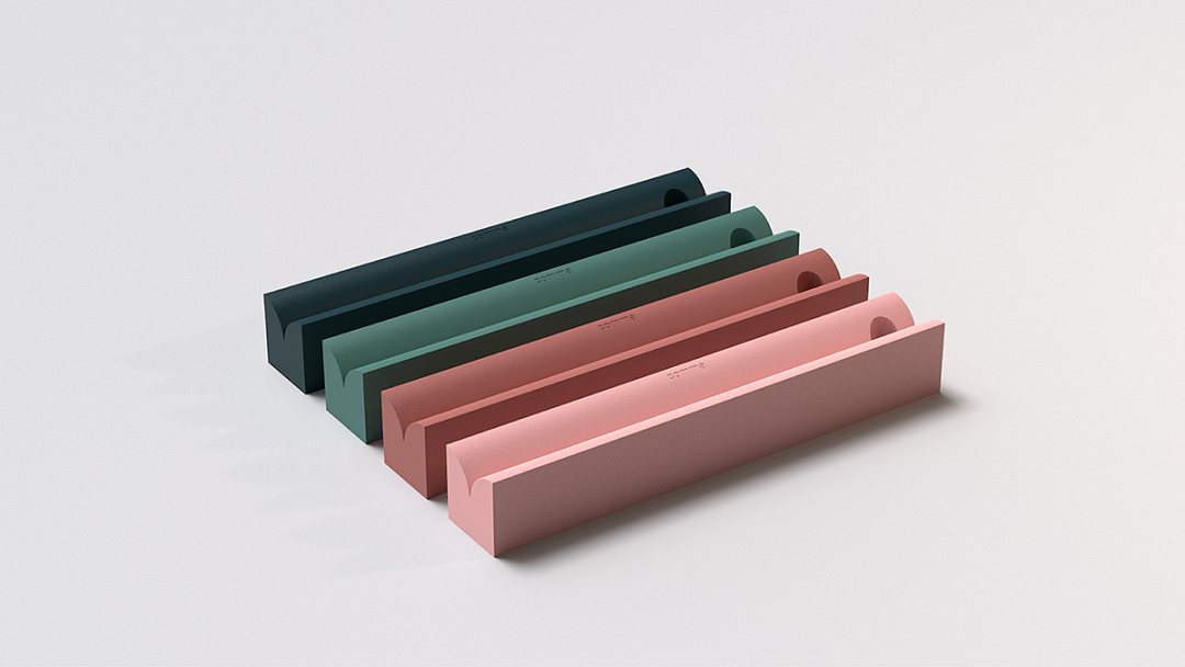 四色长条形物体并排展示