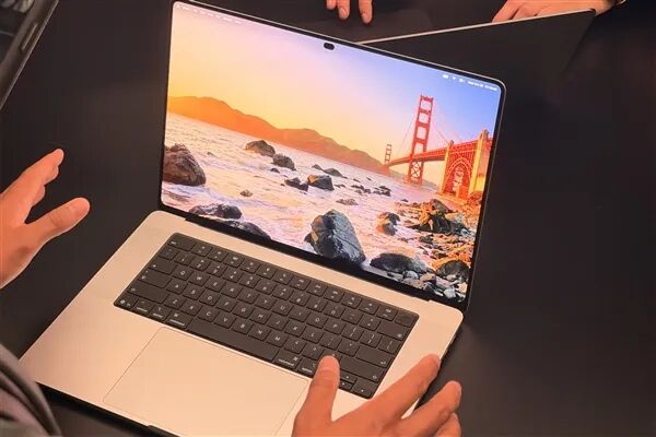 体验者操作配备触控屏的 MacBook Pro